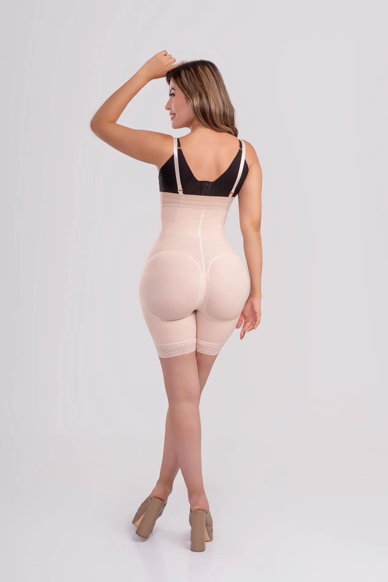 Strapless silueta de sirena con broche central media pierna - Imagen 3