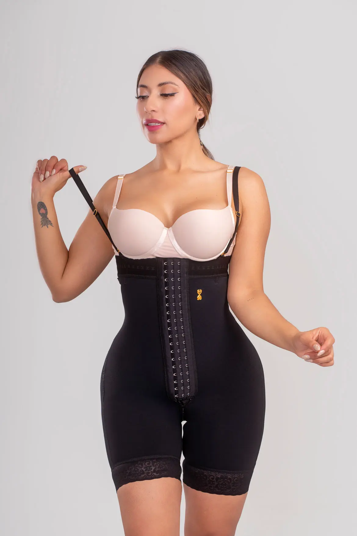 Strapless silueta de sirena con broche central media pierna - Imagen 2